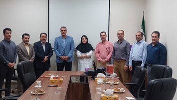 تجلیل از خانواده شهدا به مناسبت هفته دفاع مقدس
